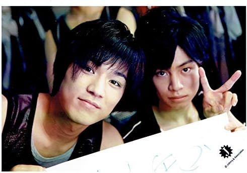 Amazon 神山智洋 ジャニーズwest ほか 公式生写真 衣装黒 グレー カメラ目線 Jロゴ アイドル 芸能人グッズ 通販