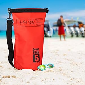 Schnorchelmasken 41yy5QT6MeL. SS300 5 L Ocean Bag: Der wasserdichte Beutel in Rot schützt Wertsachen oder Kleidung vor lästigem Schmutz, Staub oder Sand - Gesamtmaße von 38 x 20 cm
Ultraleicht und robust: Der Dry Bag schützt Ihre Sachen bei Outdoor-Aktivitäten wie Segeln, Bergsteigen, Wandern, Wintersport, Notwasserung oder einer Bootsfahrt
Platzsparend verstauen: Die coole Trockentasche kann bei Nicht-Verwendung zusammengerollt und platzsparend zum Transport bereitgestellt werden