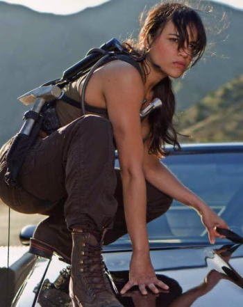 Amazon ブロマイド写真 ワイルド スピードmax ミシェル ロドリゲス 車の上に座るレティ アイドル 芸能人グッズ 通販