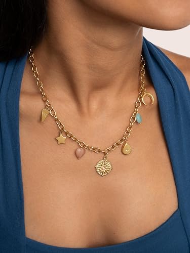 - Collier Multicharms Soleil. Acier avec Finition Plaqué Or 18Kt. Chaîne à Maillons avec Charms Suspendus. Détails en Pierres Naturelles et Zirconiums. Bijoux pour Femme