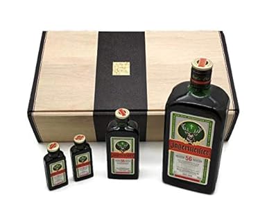 Die kleine Jägermeister Familie 1x 0,7L + 1x 0,1L + 2x 0,02L Shots mit edlem Geschenkkarton in Holzoptik, perfekt als Partybe