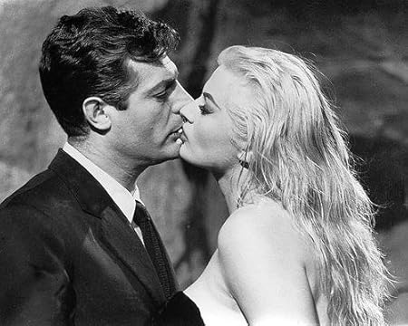 Moviestore Marcello Mastroianni As Marcello Rubini In La Dolce Vita 25 X 20 Cm Black And White Photo Amazon De Alle Produkte