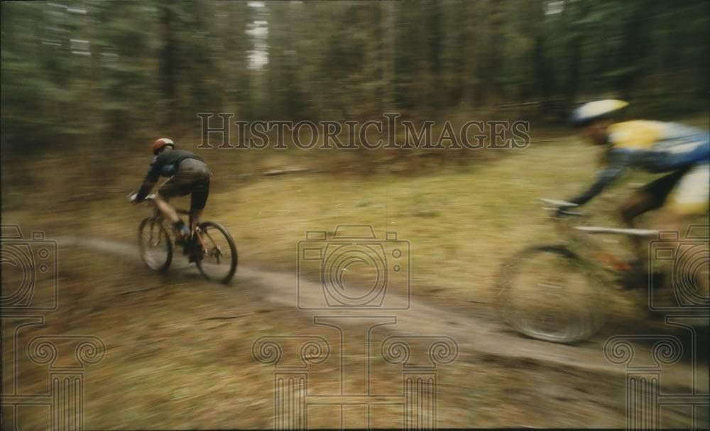 Historic Images - 1993 Press Photo Bicycle Riders Dash Muddy Trail at Farragut State Park