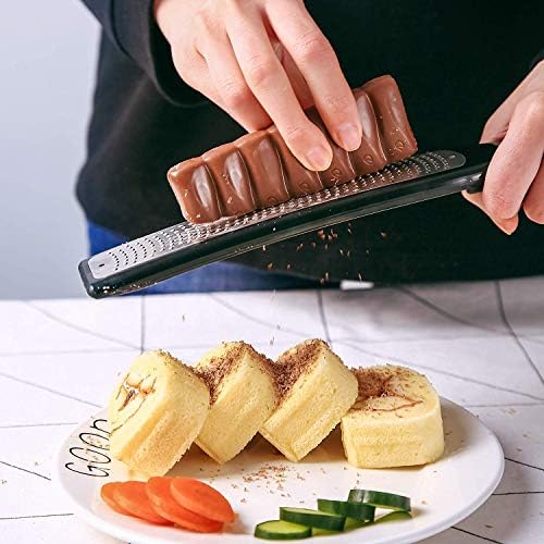 Raniaco Rape, Zesteur Citron Rape a Fromage pour noix de coco en Acier inoxydable Zesteur Agrumes Lame en tranchante et couvercle de protection Rape Cuisine Récipient (Noir) - Cuisine A Vivre Raniaco Rape, Zesteur Citron Rape a Fromage pour noix de coco en Acier inoxydable Zesteur Agrumes Lame en tranchante et couvercle de protection Rape Cuisine Récipient (Noir)