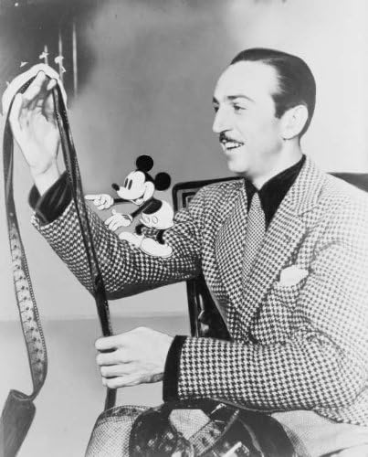 1935 Walt Disney Sentado Examina Pelicula Con Mickey Mouse Perched On His Righ D6 Amazon Es Hogar