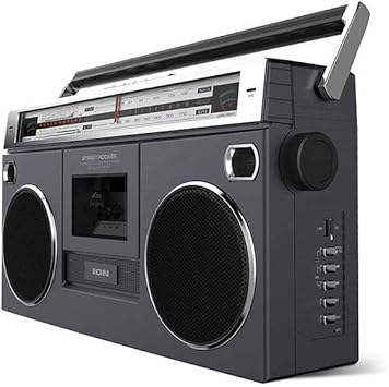 Boombox Portátil Retro Street Rocker Ion ISP112 – Toca Fita Cassete, Rádio AM/FM com Transmissão sem Fio e Entradas USB, SD e AUX - 110V, Pequeno, ION_
