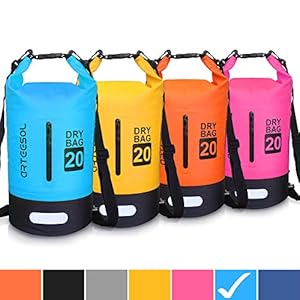 Blackace arteesol Dry Bag - 5L 10L 20L 30L Waterproof trockener Beutel/Sack wasserdichte Tasche mit Langem justierbarem Bügel für Kayaking Boots-Ausflug Kanu/Fischen/Rafting/Schwimmen/Snowboarding 1 Schnorchelmasken 510HnQvhGQL. SS300 100% WASSERDICHTE TROCKENTASCHEN-SET GARANTIERT: Halten Sie Ihre Ausrüstung geschützt, egal unter welchen Bedingungen! Von einer extremen Kajakfahrt, Wildwasserregen oder am Strand ins Wildwasser getaucht, ist Ihre Ausrüstung geschützt und sicher.
VIELSEITIG: Ihre Ausrüstung bleibt auch bei widrigen Bedingungen trocken in diesen Trockentaschen mit rundem Boden. Ideal für Motorboote, Segelboote, Wassermotorräder, Kajaks, Kanus, Camping, Angeln, Motorräder, Geländefahrzeuge, Schneemobile und Gepäckträger. Sie können es sogar am Strand als Kühler verwenden!
EXTRA LANGE SCHULTERGURTE im Lieferumfang enthalten, wasserdichte leichte Dry Bag abnehmbar und einstellbar bis, leicht zu tragen und passt bequem auf alle Körpertypen, Extra Free Bonus! Ein handlicher Metall-Bremssattel für Ihre Schlüssel oder zum Befestigen Ihrer Tasche an Ihrem Boot.
