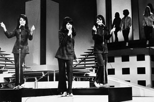 The Ronettes Ronnie Spector Estelle Bennett Nedra Talley On Stage 60 x 91 cm