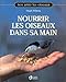 Nourrir les oiseaux dans sa main by
