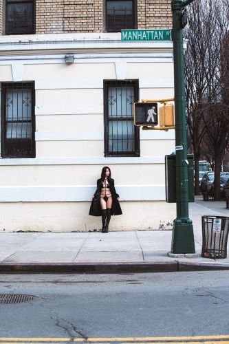 神室舞衣ファースト写真集 Photo By 綾部祐二 Bed Game Amazon Com Books