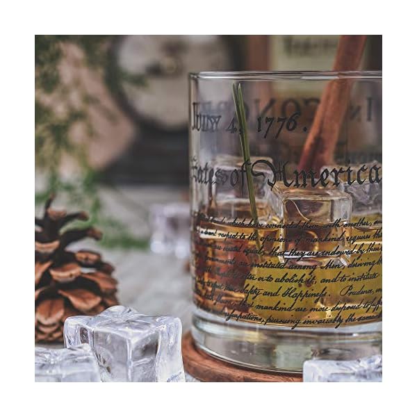 Greenline Goods Whiskygläser - Unabhängigkeitserklärung (2er-Set) | 10 Unzen Becher - American US Patriotic Geschenkset | Altmodische Cocktailgläser – Bild 6