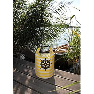 XENOBAG Dry Bag 8l / Wasserfeste Tasche/Strand Rucksack mit maritimem Muster/wasserdichter Beutel (drybag) mit verstellbarem Schultergurt (8 Liter, weiß/gelb Steuerrad) 6 Schnorchelmasken 5128Z2TcgwL. SS300 NIMM MIT, WAS DIR WICHTIG IST & HALTE ES TROCKEN UND GESCHÜTZT - Wasserdichte Packtasche ideal zur sicheren Aufbewahrung von u.a. Smartphone und Wertsachen z.B. beim Wassersport.
GRATIS HANDTUCH INKLUSIVE - Wasserfeste Badetasche als prima Begleiter am Strand bzw. auf Boot, SUP Board, Kajak, Kanu oder Yacht | mit abnehmbarem Gurt und kl. Handtuch (30cm x 40cm) als Geschenk.
DIE IDEALE GRÖSSE - Maße des unverschl. Beutels aus Lkw-Plane ca. 32cm breit u ca. 38cm hoch | BodenØ ca. 20cm | Gurt max. 100cm | Volumen des geschl. wasserfesten Beutels ca. 8 Liter.