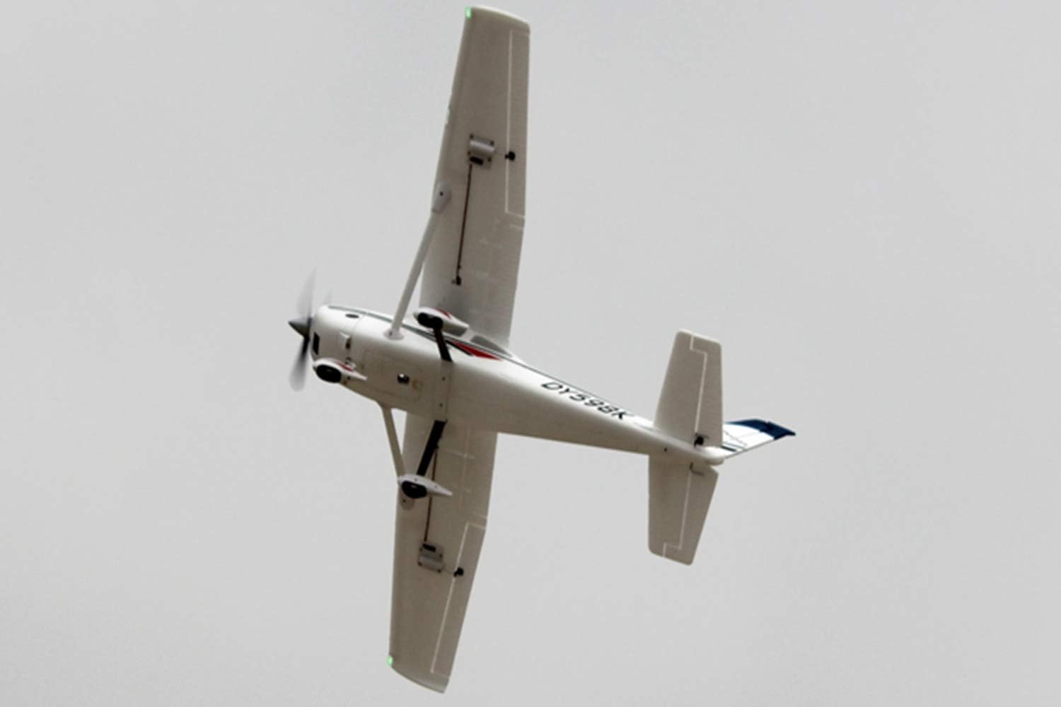 dynam cessna 182 sky trainer