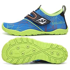 SAGUARO Badeschuhe Kinder Aquaschuhe Schnell Trocknend Schwimmschuhe Wasserschuhe rutschfest Strandschuhe Surf Tauchschuhe für Jungen Mädchen St.2 Blau, Gr.25 EU 1 Schnorchelmasken Obermaterial: Elastisches Mesh + 3D-Offsetdruck. Schnelltrockende und atmungsaktiv, nicht stickig.Die Größe dieser Kinderschwimmschuhe sollte eine Nummer kleiner sein, bitte kaufen Sie eine Nummer größer, damit sie bequemer zu tragen sind. Vielen Dank für Ihren Kauf.
Innenmaterial: Mesh + Wabenloch EVA - Elastisch, abnehmbar, atmungsaktiv, schnelltrocknend und weich.
Sohle: Gummi. Die Aqua Schuhe Sohle besteht aus hochwertigem Gummi Material, das rutschfest, verschleißfest und weich. Schützt die Füße vor Seeigel im Meer, scharfe