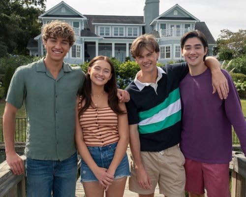 Photographs - The Summer I Turned Pretty Lola Tung, Christopher Briney, Gavin Casalegno, Sean Kaufman 8x10-inch Movie Photo Photograph Print (Family Portrait (Season 2))