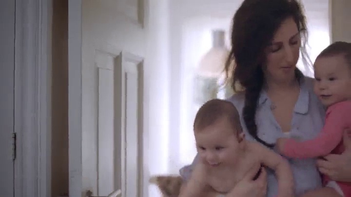 Johnsons-Tiny-Traveler-Baby-Gift-Set-Baby-Bath-and-Skin-Care-Essential-Products-TSA-Compliant-Travel-Baby-Gift-Set-Hypoallergenic-Paraben-Free-5-Items