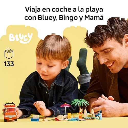 Bluey Excursión Familiar a la Playa de Bluey - 3 Minifiguras Inc. Bingo y Chilli - 2 Tablas de Surf, Castillo de Arena y Coche Construíble de Juguete - Regalo para Niñas y Niños de 4+ Años 11202