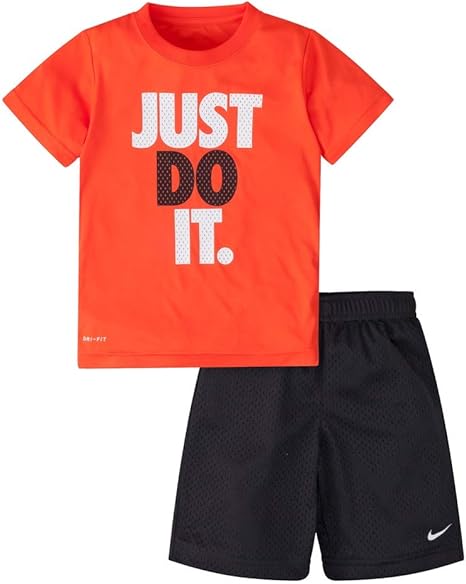 maglietta e pantaloncini nike