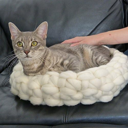 Basket for sleeping animals. Bed for cat or small dog in giant yarn. Cat basket handmade in France