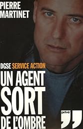 Un  agent sort de l'ombre