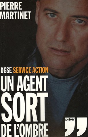 Un  agent sort de l'ombre