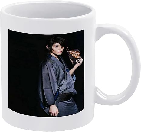 Amazon Co Jp 三浦春馬 マグカップ クリエイティブセラミックカップ マグカップ おしゃれ 保温 マグカップオフィスコーヒーカップ ホームウォーターカップ 誕生日プレゼント330ml ホーム キッチン