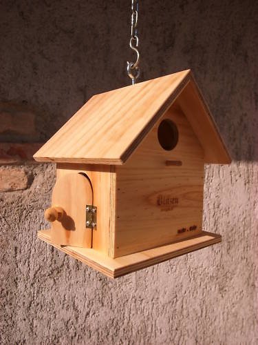 Casetta Per Uccelli In Legno Stile Villa Con Tetto Verde - Modello V16, Con Supporto E Dispenser Per Cibo