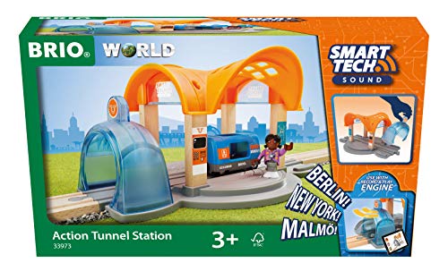 BRIO World 33973 Smart Tech Sound Bahnhof mit Action Tunnel Zubehör Holzeisenbahn Interaktives Spielzeug empfohlen ab 3 Jahren
