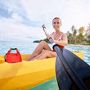 Schnorchelmasken 5 L Ocean Bag: Der wasserdichte Beutel in Rot schützt Wertsachen oder Kleidung vor lästigem Schmutz, Staub oder Sand - Gesamtmaße von 38 x 20 cm
Ultraleicht und robust: Der Dry Bag schützt Ihre Sachen bei Outdoor-Aktivitäten wie Segeln, Bergsteigen, Wandern, Wintersport, Notwasserung oder einer Bootsfahrt
Platzsparend verstauen: Die coole Trockentasche kann bei Nicht-Verwendung zusammengerollt und platzsparend zum Transport bereitgestellt werden