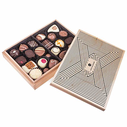 Premiere Midi - Tribar - 20 Edle Pralinen in einem Holzkästchen | Geschenk | Frauen | Männer | Muttertag | Vatertag | Hochzeit | Mann | Frau | Geschenkidee | Weihnachten | Valentinstag | Mama | Papa – Bild 2