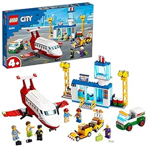 LEGO City Airport Aeroporto Centrale, Include Aereo Giocattolo e Camion del Carburante e Minifigura del Pilota, Giochi per Bambini di 4+ Anni, 60261 LEGO