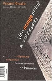 Une  orange roulant sur le sol d'un parking et s'illuminant tranquillement de toutes les couleurs de l'univers