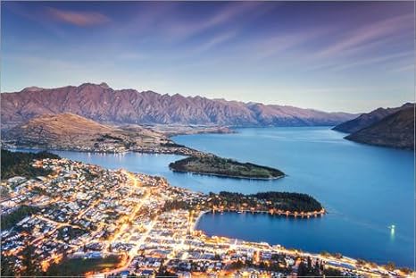 Posterlounge Acrylglasbild 180 x 120 cm: Queenstown in der Dämmerung und Lake Wakatipu, Otago, Neuseeland beleuchtet von Matt