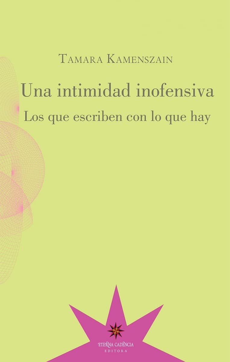 Portada de UNA INTIMIDAD INOFENSIVA (4ED): Los que escriben con lo que hay (ENSAYO)