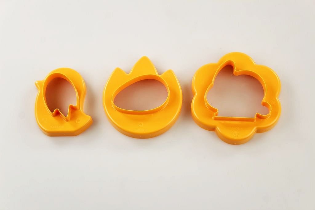 TUPPERWARE Cookie Cutters 3 Easter bright orange