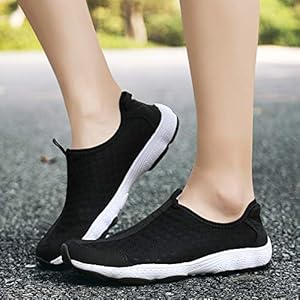Schnorchelmasken 516900ntZbL. SS300 Obermaterial: Mesh, Aquaschuhe Herren Damen Wasserschuhe ist sehr atmungsaktiv entworfen worden, bequem und elastisch. deshalb trocknen die Schuhe sher schnell, damit Ihre Füße trocken und bequem bleiben können.
Innenmaterial: Synthetik. Honeycomb-Einlegesohle, Komfortabel und atmungsaktiv, Es hat eine sehr gute Flexibilität, die den Schuhen eine gute Polstereigenschaft verleiht.
Sohle: Gummi. Sohle aus ist rutschfestes. Guter Grip mit der profilierten Sohle. Die Entwässerungslöcher zerstreuen Wasser für schnell trocknende Leistung und fördern den Luftstrom für ein kühles, atmungsaktives Gefühl.