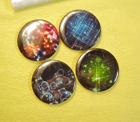 Amazon 神秘的で かっこいい 宇宙 銀河 夜空系 おしゃれ カンバッジ 4個セット バッジ おもちゃ