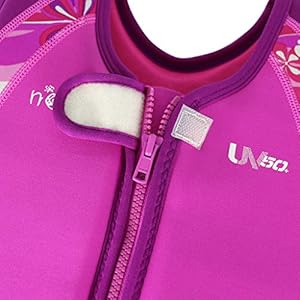 Schnorchelmasken 516FQqEV1RL. SS300 【Tolles Design】 Jackenstil, der sich um den Torso des Kindes legt und die Arme zum Schwimmen frei hält.
【Neopren-Material】 Hochwertiges Neopren für Wärme und Auftrieb geben Kindern mehr Sicherheit beim Schwimmen.
2MM Neoprene