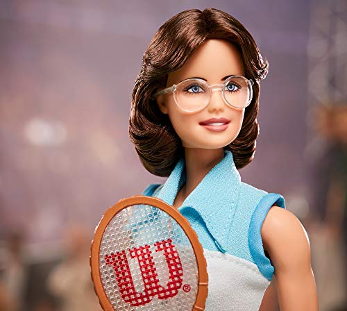 Barbie GHT85 - Sammelpuppe Billie Jean King aus der Inspiring Women-Serie, ca. 30cm, mit Tenniskleid und Accessoires, inklusive Puppenständer und Echtheitszertifikat – Bild 5