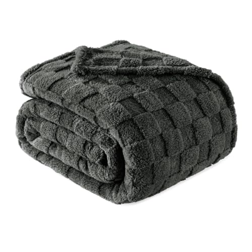 Exclusivo Mezcla 3D Checkered Fleece Queen Blanket