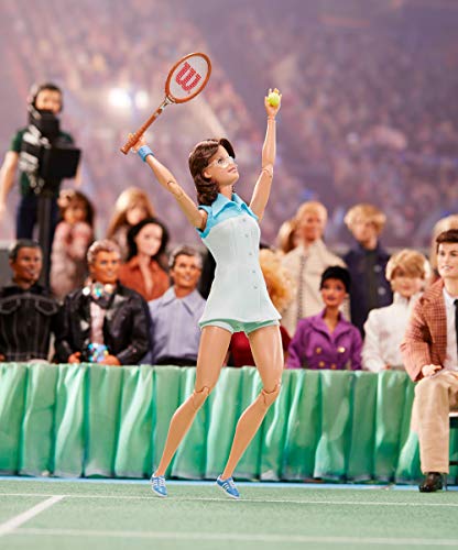 Barbie GHT85 - Sammelpuppe Billie Jean King aus der Inspiring Women-Serie, ca. 30cm, mit Tenniskleid und Accessoires, inklusive Puppenständer und Echtheitszertifikat – Bild 3
