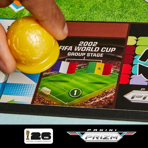 Monopoly Panini Prizm Jogo: Jogo de Tabuleiro Temático de Futebol da Taça do Mundo FIFA I com Cartas Colecionáveis Monopoly Panini Prizm FIFA World Cup 2026 I Idade: 8+ - Versão Espanhola