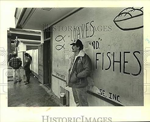 Amazon Com 1982 Press Photo Men Stand Outside Loaves And Fishes