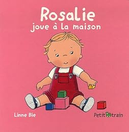 Rosalie joue à la maison