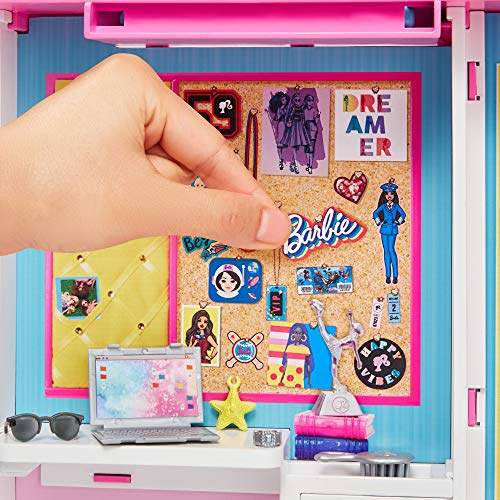 Barbie GPM43 - Traum Kleiderschrank mit 30+ Zubehörteilen, ca. 60 cm breit, 10+ Aufbewahrungsbereiche, mit Ganzkörperspiegel, kleiner Tisch & sich drehender Kleiderstange, inkl. 5 Outfits, ab 3 Jahren – Bild 3