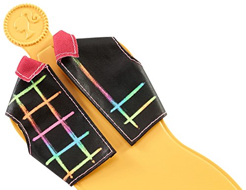 Barbie FHW86 - Crayola Regenbogen Mode Set - 2 Outfits zum Selbergestalten inkl. Zauberstift – Bild 6