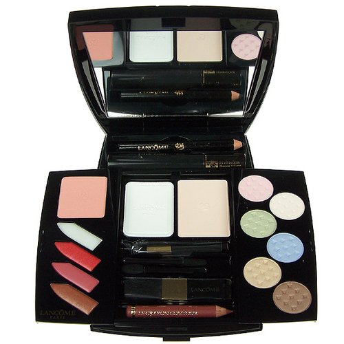 Lancome absolue Seduction cont.: 1x Mini Hypnose mascara Black 1x crayon khol Black 6x Color focus Eye Shadow 1x le Rouge absol (3700257500007)