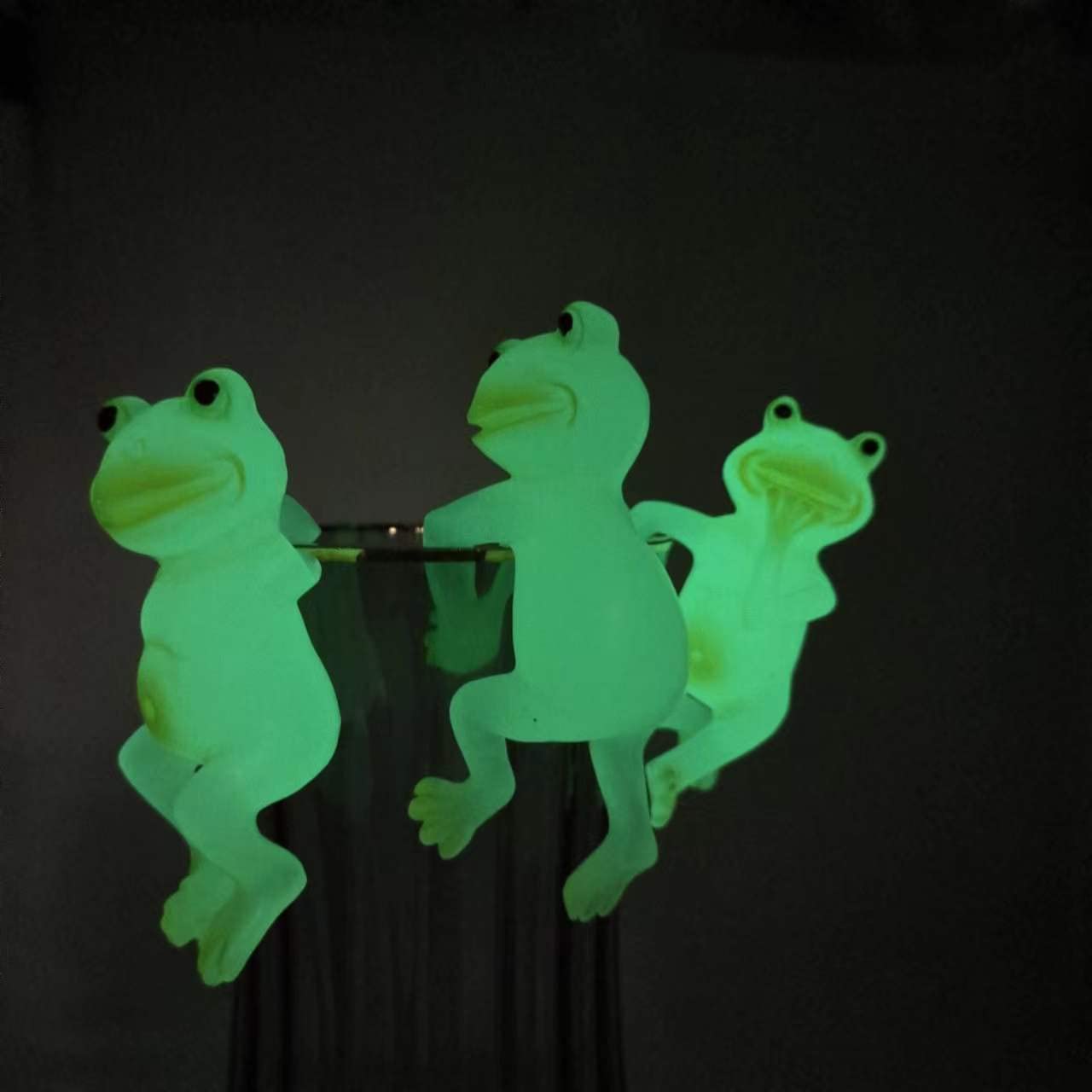 AGDLLYD Luminous Frog Statues,3pcs Flower Pot Decorations,Hanging Animal Statue,Luminous Resin Pots Hanging Climbing Frog,Funny garden decoration figures (Luminous)