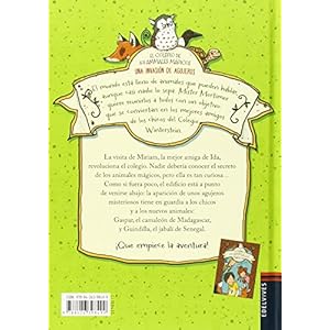 Una invasión de agujeros / An  Invasion of Holes (El Colegio De Los Animales Magicos) (Spanish Edition)