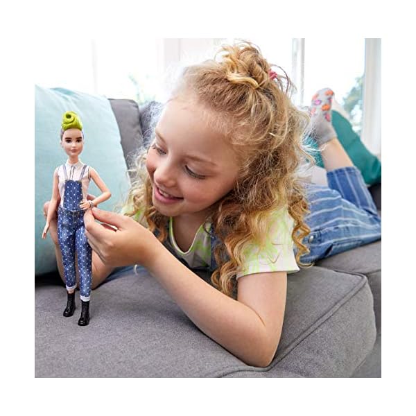 Barbie Fashionistas Puppe im Latzhosenoutfit mit grüner Haarsträhne – Bild 3